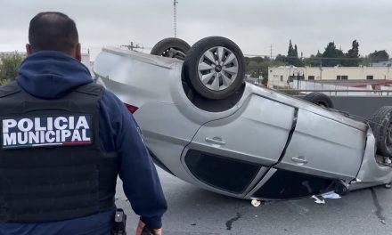 A conductor lo vence el sueño y vuelca su vehículo en la carretera Saltillo-Monterrey