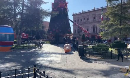 Avanza la instalación del pino de navidad en la plaza de Armas de Saltillo