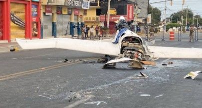 Video: Se estrella avioneta en plena avenida en Ecuador y cae sobre camioneta