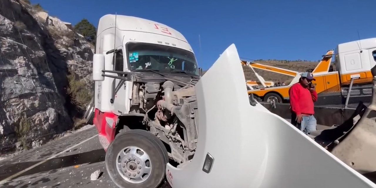 Nuevamente cierra Carretera 57 por accidente en Arteaga