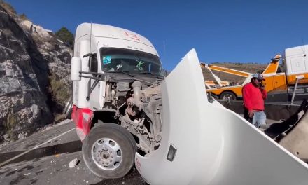 Nuevamente cierra Carretera 57 por accidente en Arteaga