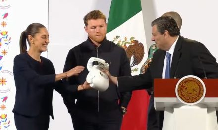 Canelo Álvarez aparece en la Mañanera junto a Claudia Sheinbaum