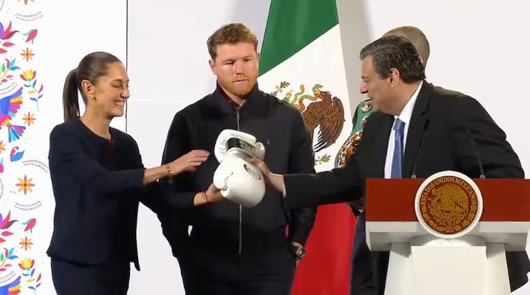 Canelo Álvarez aparece en la Mañanera junto a Claudia Sheinbaum