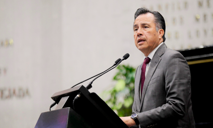 Entregan reconocimiento a Cuitláhuac García como el peor gobernador de la historia