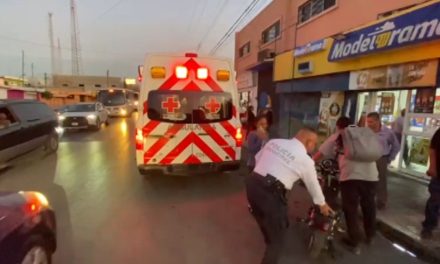 Embiste a motociclista y lo proyecta contra un transporte en Saltillo