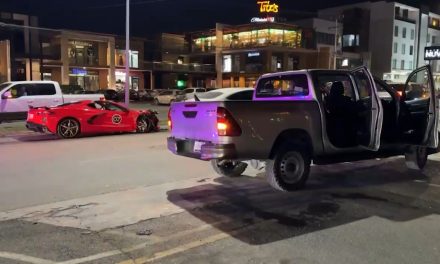 Le quitan derecho de paso y destruye su auto deportivo al norte de Saltillo