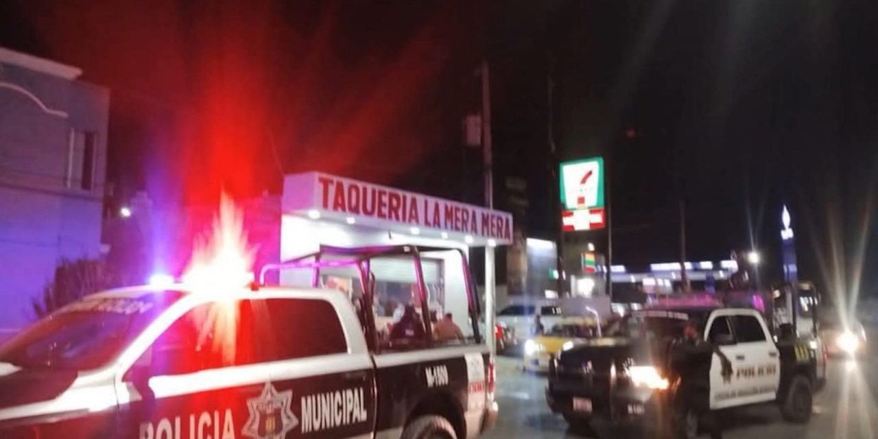 Hombres destrozan taquería por deuda en Mirasierra