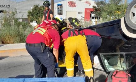 Ebrio vuelca su vehículo y termina lesionado en Ramos Arizpe