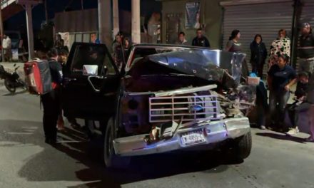 Ebrios terminan hospitalizados al chocar contra un autobús en Saltillo