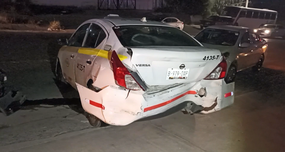 Saltillo: Esperaba pasaje y lo chocan, cuantiosos daños dejó el percance