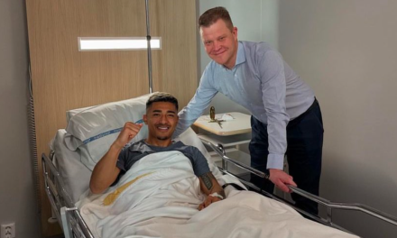 El mexicano Julián Araujo queda fuera de la Premier League por tiempo indefinido tras cirugía