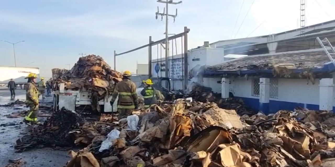 Incendio consume toneladas de cartón en Saltillo