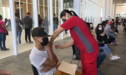 Mantienen abierta a la población vacunación en Saltillo