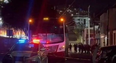 Niña fallece al ser atropellada junto a su madre por un autobús en Toluca