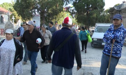Miles de saltillenses visitan los cementerios