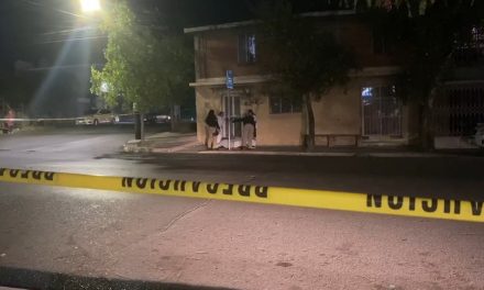 Hombre muere tras sufrir infarto mientras caminaba por la colonia Guayulera