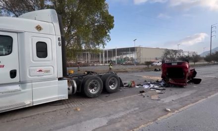 Hombre muere al chocar su auto con tracto camión en Derramadero