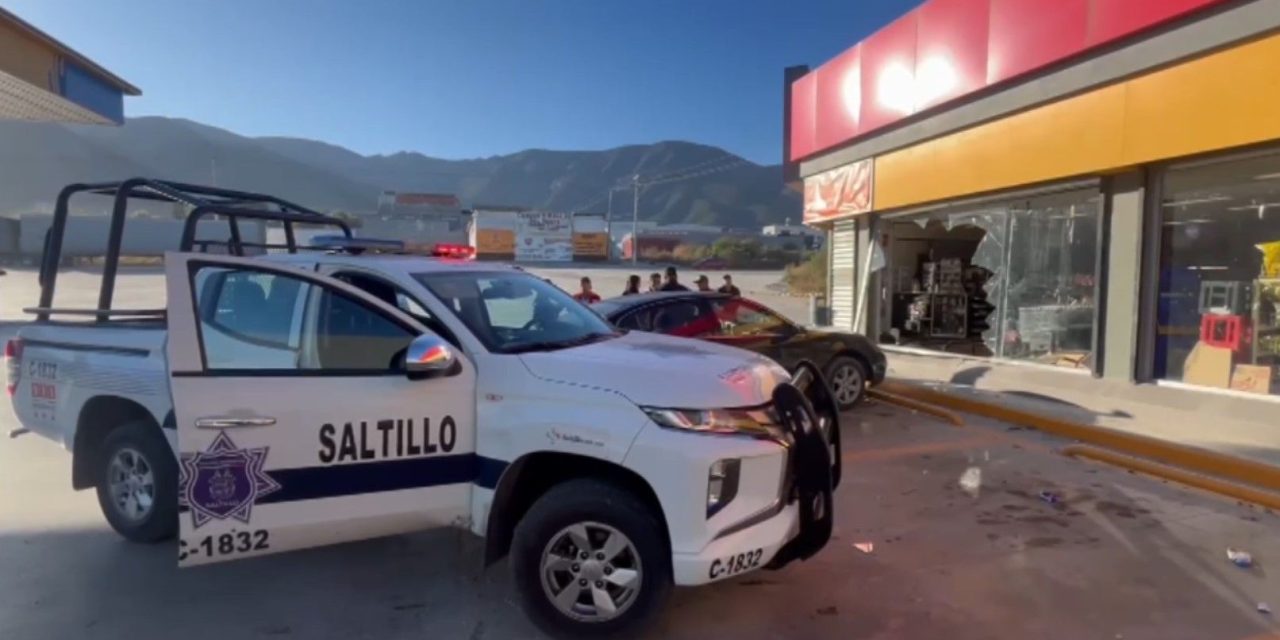 Mujer se estrella contra tienda de conveniencia en Saltillo