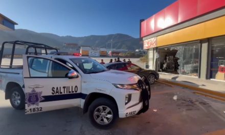 Mujer se estrella contra tienda de conveniencia en Saltillo