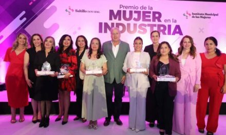 Entrega Chema Fraustro el Premio de la Mujer en la Industria