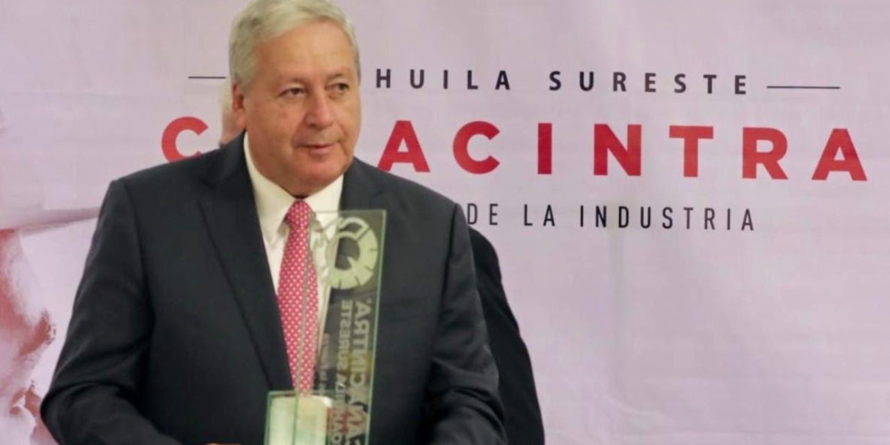 Premia la Canacintra a Chema Fraustro