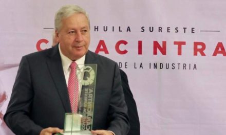 Premia la Canacintra a Chema Fraustro