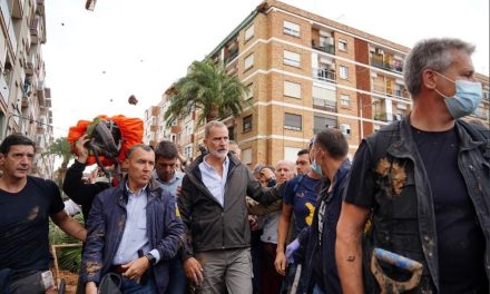 Reciben a Felipe VI y Letizia con insultos y lodo en Valencia