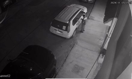 Hombre es captado robando cosas de una camioneta en la Saltillo 400