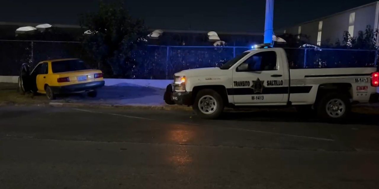 Taxi sale del camino por presunta falla mecánica durante la noche en Saltillo