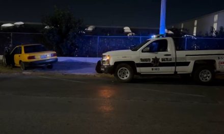 Taxi sale del camino por presunta falla mecánica durante la noche en Saltillo