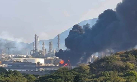 Incendio en refinería de Pemex en Salina Cruz moviliza a personal de emergencia