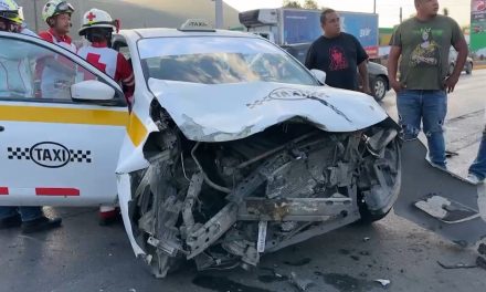 Camioneta se pasa luz roja y provoca aparatoso accidente en Saltillo