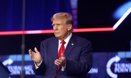 Suspenden sentencia de Trump en el caso de pagos a Stormy Daniels