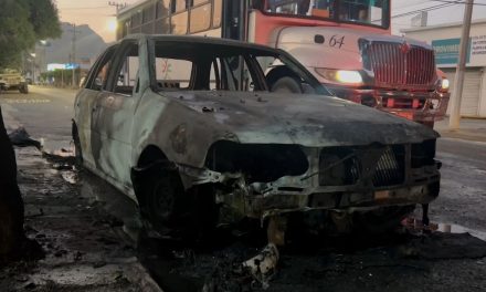 Vehículo se consume por incendio en el centro de Saltillo