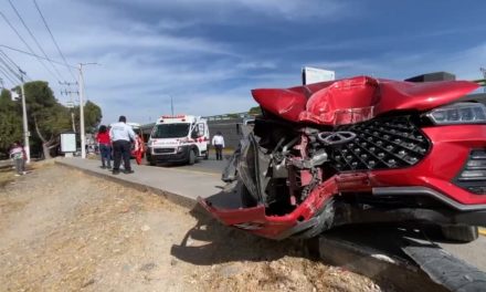 Vehículo derriba poste de concreto en Saltillo