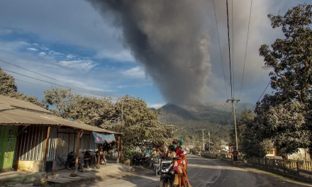 Nueva erupción del volcán Lewotobi en Indonesia obliga a evacuar a 10 mil personas