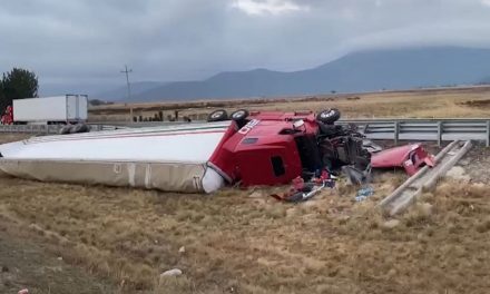 Vuelve a pasar accidente en la 57, Kevin dormitó al volante y volcó aparatosamente su vehículo de carga