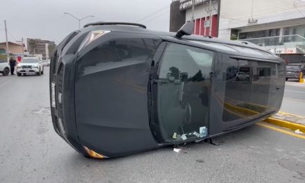 Se registra aparatoso choque con volcadura en Musa de León en Saltillo