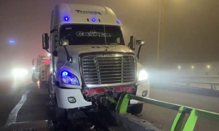 Chofer  choca tractocamión y huye del lugar en bulevar Nazario Ortiz de Saltillo
