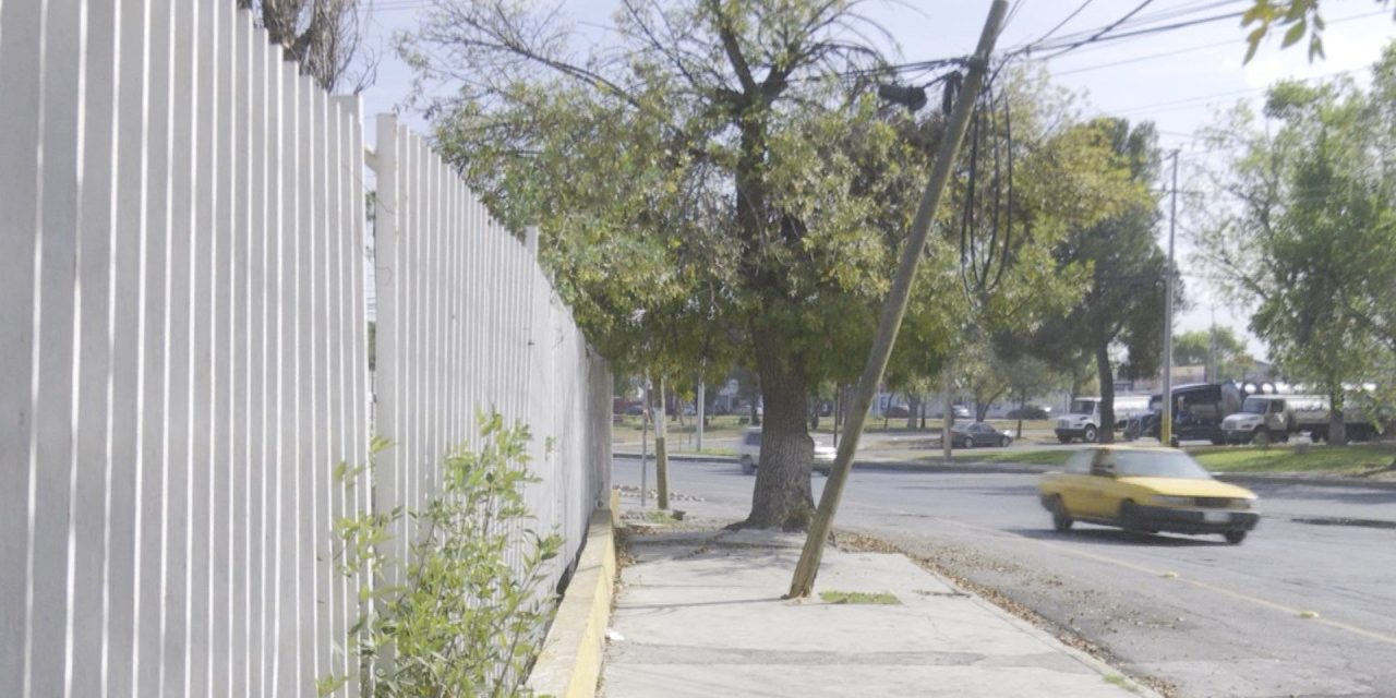 En riesgo de caer y provocar daños, poste de Telmex