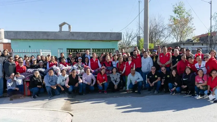 Entrega PRI Monclova cobertores y juguetes