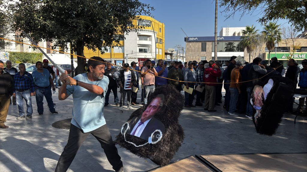 Rompen exobreros de AHMSA piñatas de Ancira y líder sindical