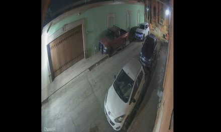 ¡Se cayó!  Obispo Raúl Vera López sufre caída en obras del Centro de Saltillo
