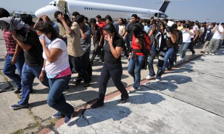 Biden expulsa a más de 271 mil migrantes en un año, la mayor deportación en una década