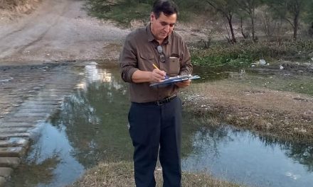 Monitorean niveles de contaminación en el arroyo Las Vacas en Acuña