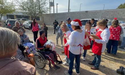 Entrega Cáritas de Acuña despensas a familias de escasos recursos