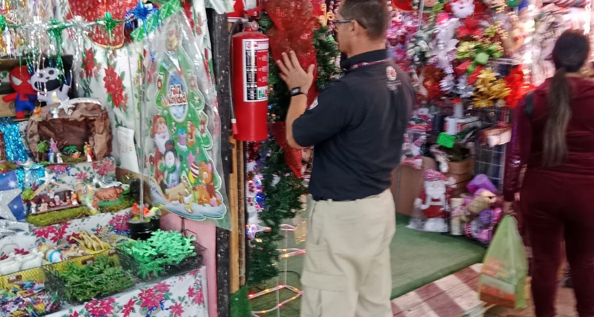 Supervisa PC y Bomberos el Mercadito Navideño