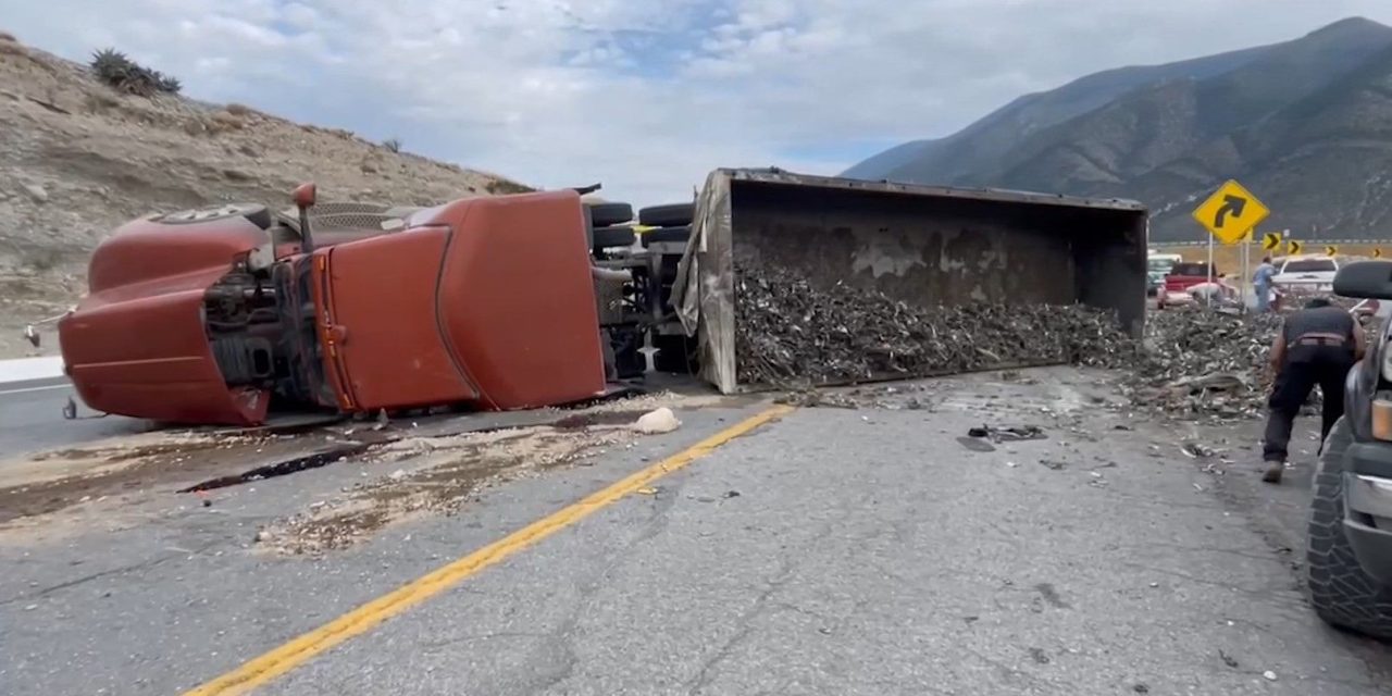 Accidente vial en Arteaga transportista volcó su carga de metal