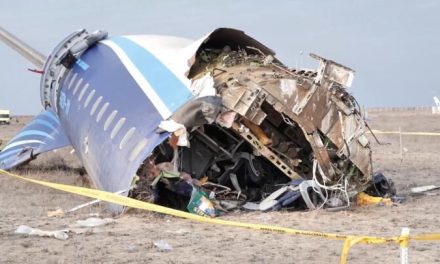 ‘Interferencias externas’ habrían ocasionado el accidente aéreo en Kazajistán
