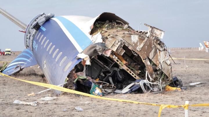 ‘Interferencias externas’ habrían ocasionado el accidente aéreo en Kazajistán